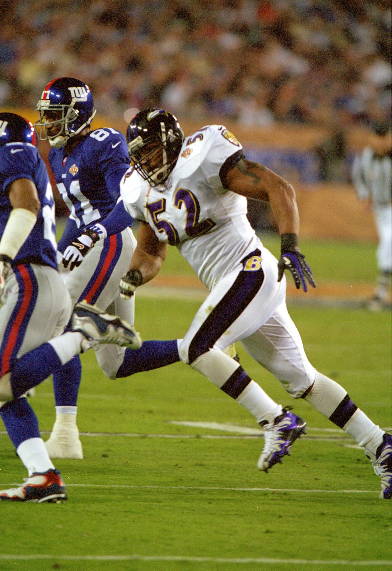 SUPER BOWL XXXV - BALTIMORE RAVENS. Luego de 9 partidos apenas estaban 5 - 4 con 3 derrotas consecutivas: en Washington con Tennessee y Pittsburgh. A partir de la Semana 10 no volvieron a perder un partido.