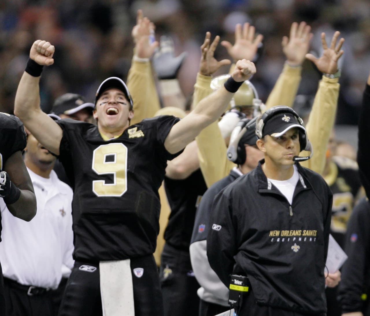 SUPER BOWL XLIV - NEW ORLEANS SAINTS. Invictos con 9 - 0. Perderían las últimas 3 semanas consecutivas: Dallas, Tampa Bay y Carolina pero terminaron con el título en el Super Bowl.