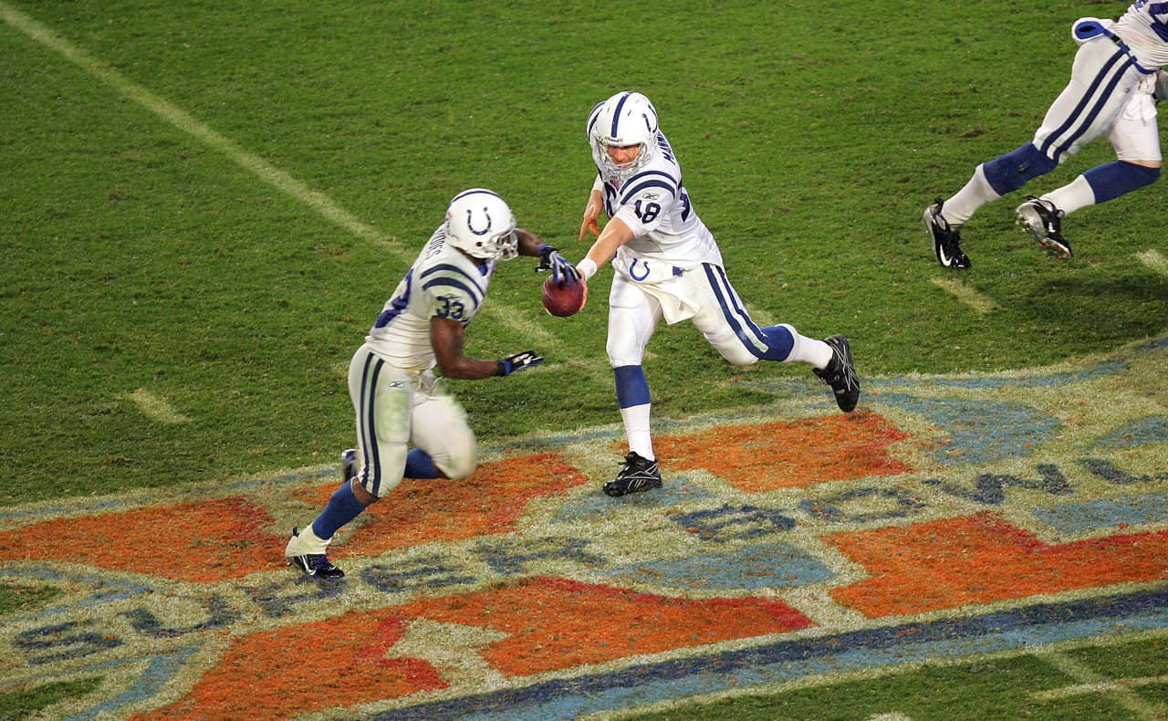 SUPER BOWL XLI - INDIANAPOLIS COLTS. Invictos con 9 - 0. Luego perderían 4 de los últimos 7 partidos, pero llegarían al Super Bowl, el único campeonato para Peyton Manning.