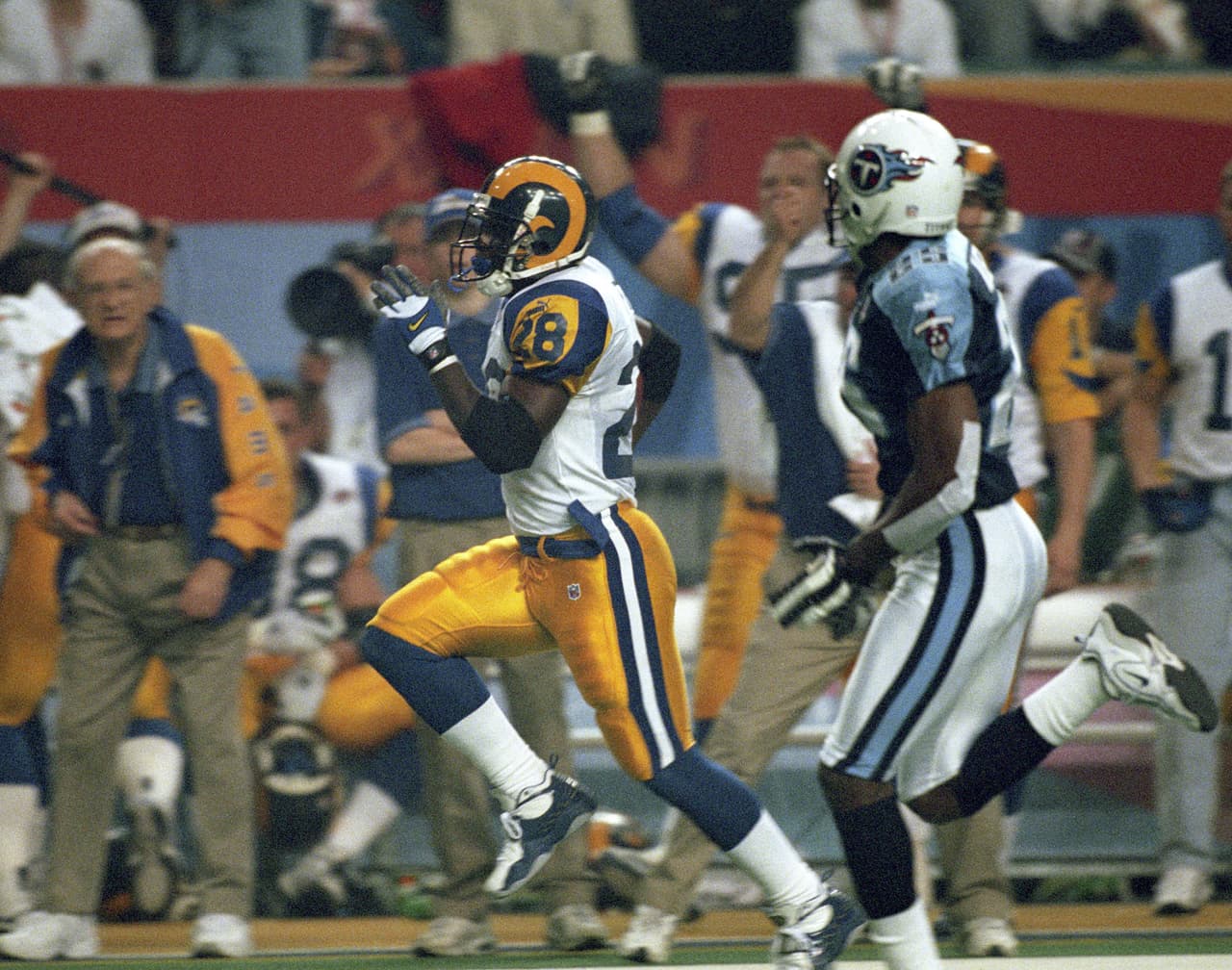 SUPER BOWL XXXIV - ST. LOUIS RAMS. Tras 9 partidos estaban 7 - 2. Derrotas consecutivas con Tennessee (que luego vencerían en el Super Bowl) y Detroit.