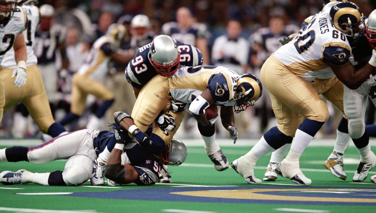 SUPER BOWL XXXVI - NEW ENGLAND PATRIOTS. Tras 9 partidos iban 5 - 4, incluyendo 3 derrotas en los primeros 4 partidos. En la Semana 10 perdieron con St. Louis (que luego vencieron en el Super Bowl) y a partir de la Semana 11 no volvieron a caer.
