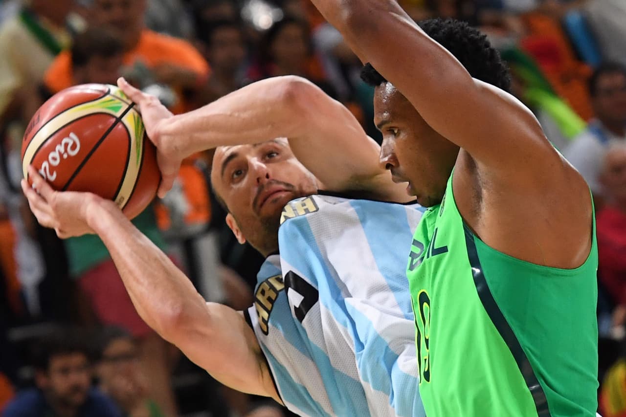 Leandro no quiere ver a Ginóbili y Manu solo se concentra en el aro.