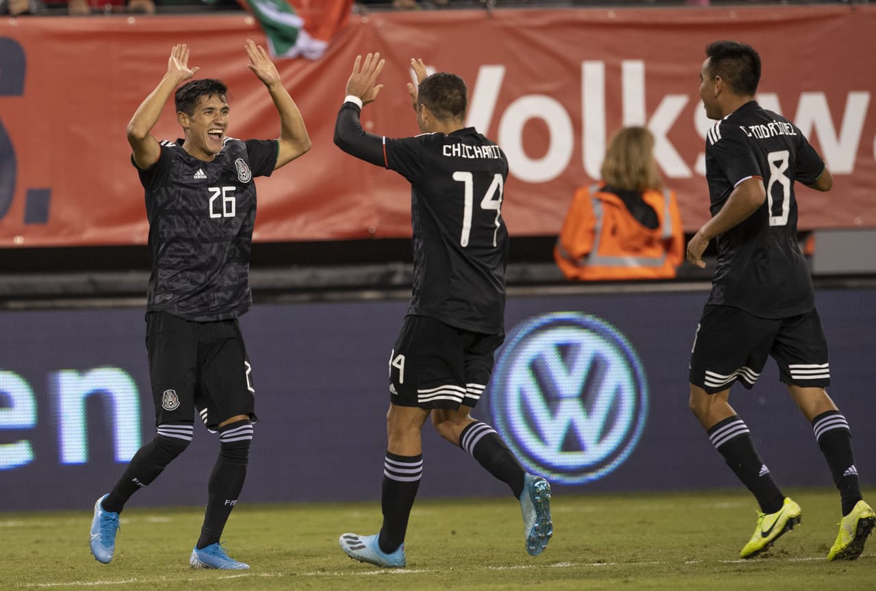 Con goles de Chicharito Hernández, Érick Gutiérrez y Uriel Antuna, México vence 3-0 al equipo de las barras y las estrellas; Orozco atajó un penal.