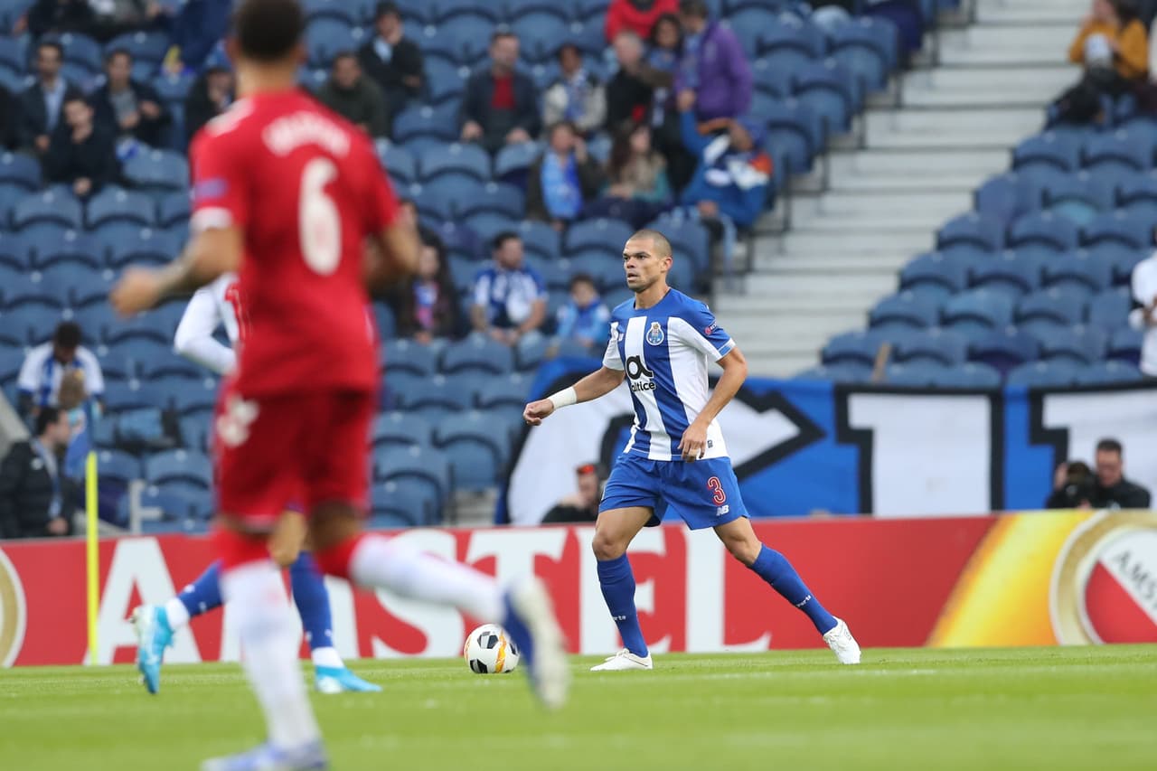 Diaz (36´) y Morelos (44´) anotaron para Porto y Rangers, respectivamente. En la J4 de Europa League se enfrentarán de nuevo.