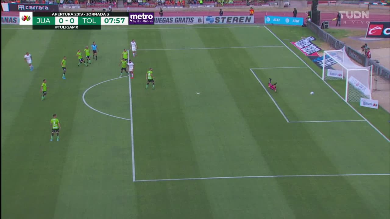 ¡Poste! Felipe Pardo recortó desde un costado hacia el centro y sacó el remate