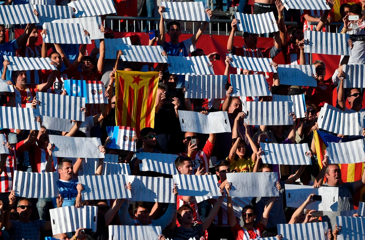 En las graderías, la tensión era alta. Una bandera independentista en medio del tifo que organizaba la afición del Girona.