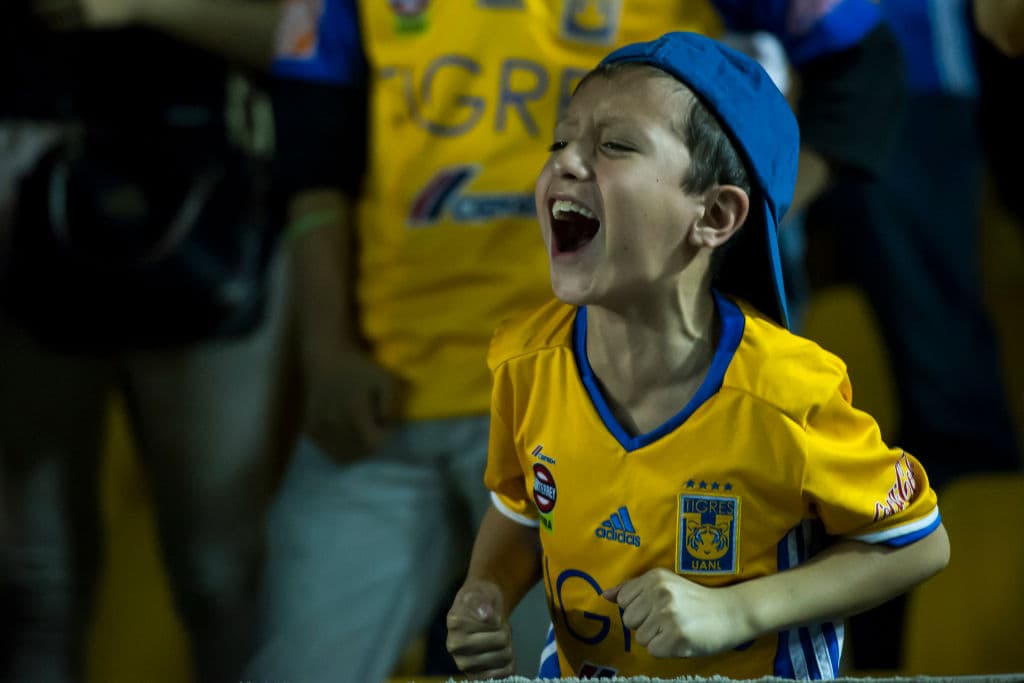 Hasta el más pequeño de los hinchas corea con amor el nombre del técnico que tanta gloria le ha traído a la institución.