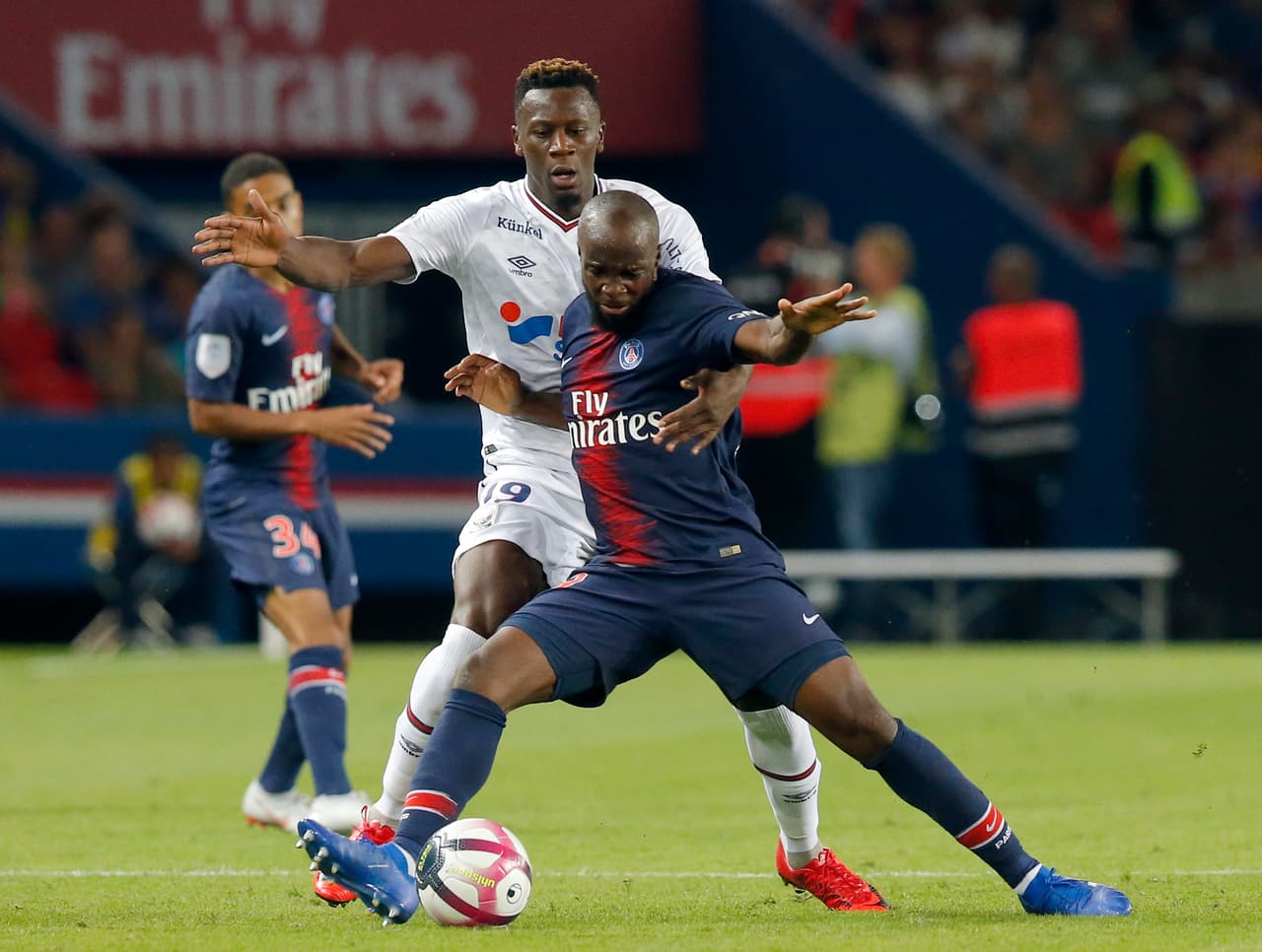 Lassana Diarra, en primer plano, trata de proteger el esférico para el club de la capital francesa ante el reto del jugador del equipo de Bretaña, Malik Tchokounte.