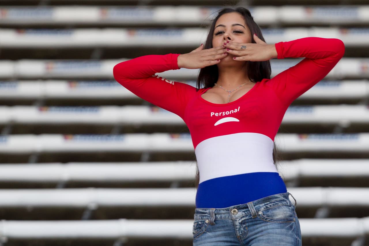 La paraguaya Larissa Riquelme sorprendió a propios y extraños al ser la fanática más sensual en el Mundial de Sudáfrica-2010. Estuvo vigente al asistir a otros eventos en los que conquistaba las cámaras con su escultural figura y belleza. Ha sido modelo de marcas e incluso posó para Playboy y aunque ya no aparece tan seguido mantiene su atractivo para los medios cuando se le ve en público.
