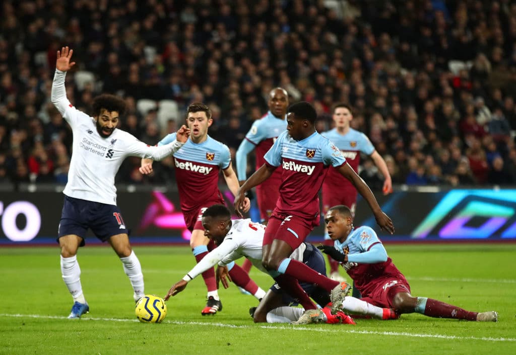 Con goles de Mohamed Salah y Oxlade-Chamberlain, Liverpool gana y llega a 70 puntos en la Premier League.
