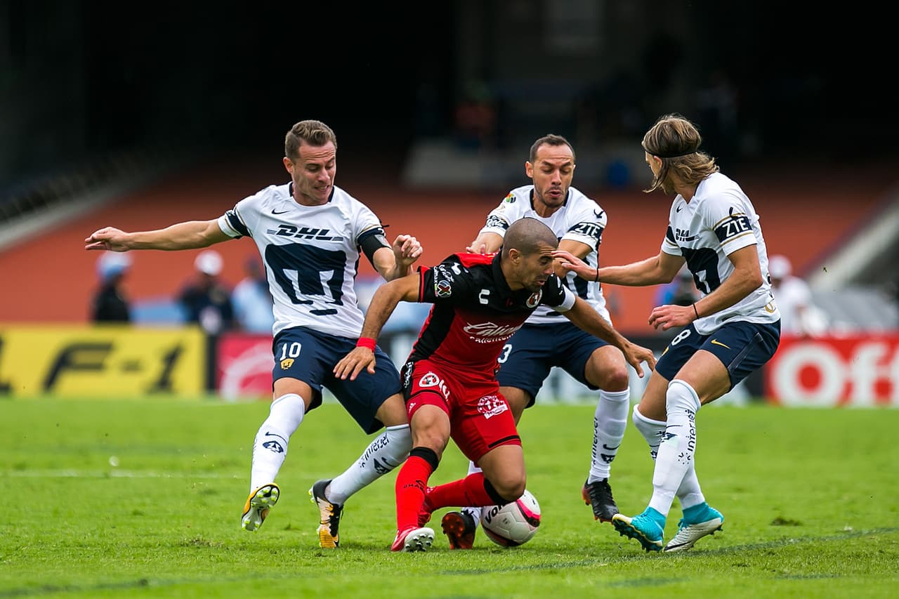 En ambos goles de Tijuana, la defensa de los Pumas se vio superada ampliamente por velocidad.
