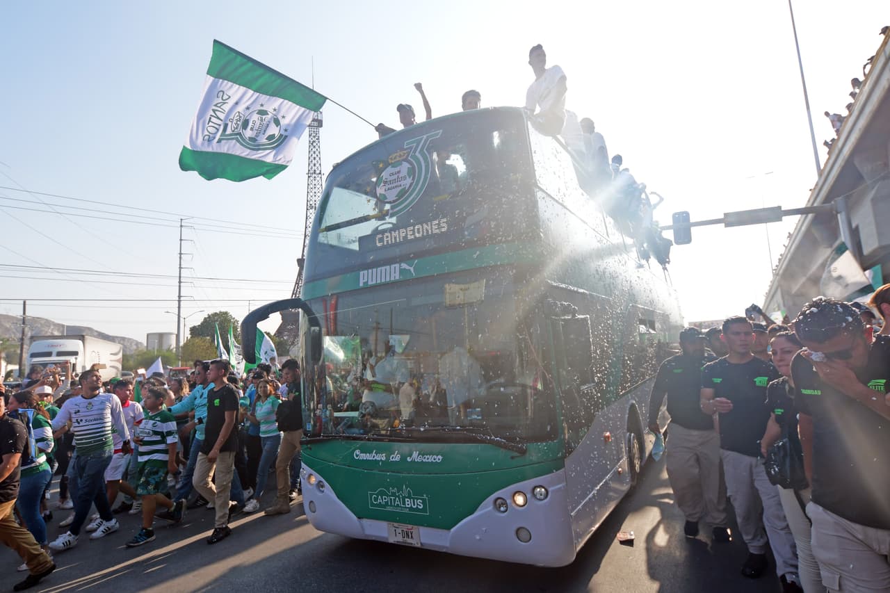 Los Guerreros festejaron su sexto título de liga con un multitudinario desfile ante su afición.