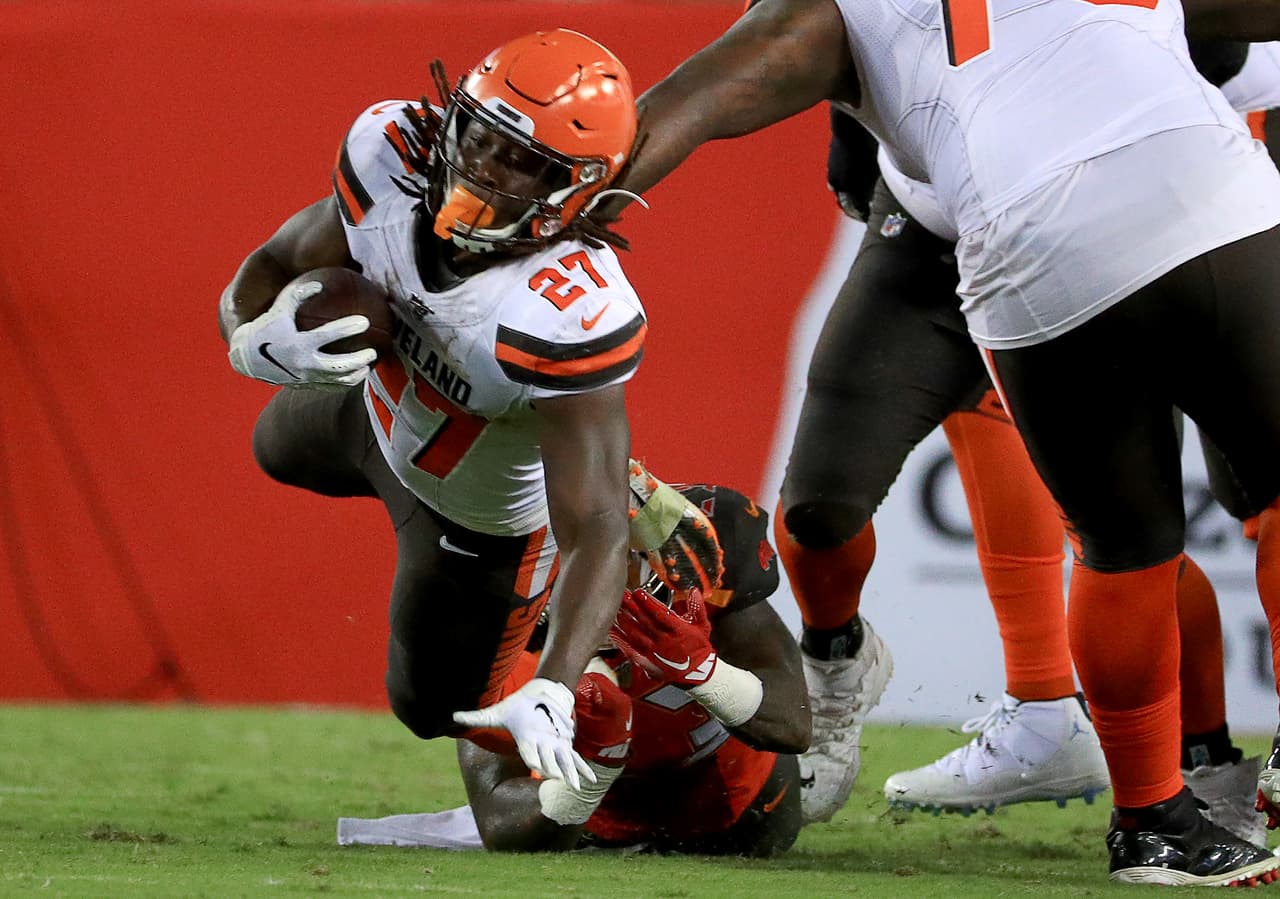 Aplicarán 'ley del hielo' a Kareem Hunt mientras esté suspendido