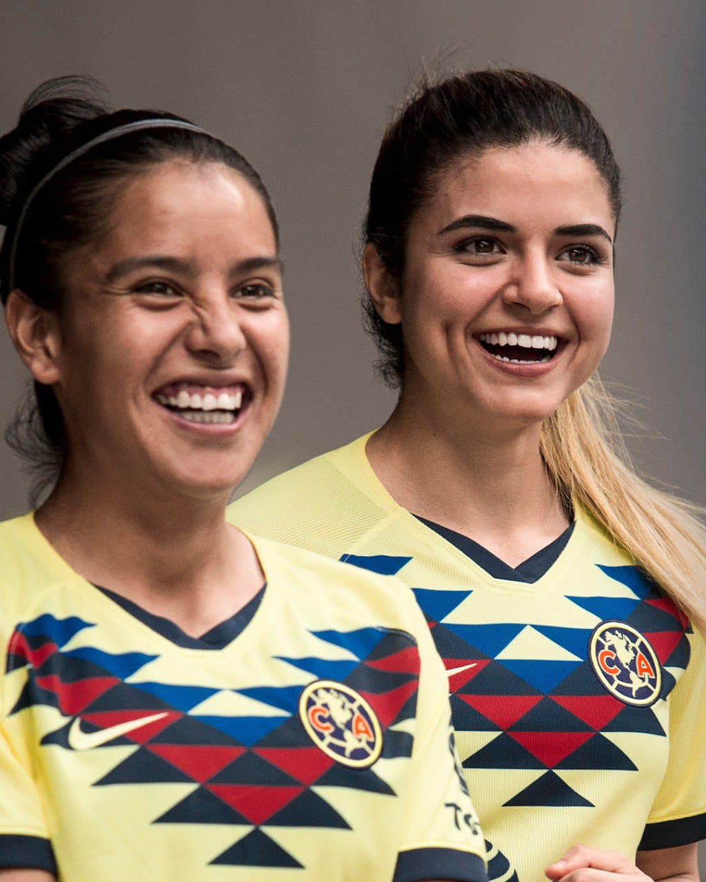 Los rumores se confirmaron y el América tendrá un jersey muy llamativo, que recuerda el diseño de la temporada 2017/18. Esta vez el patrón de las plumas del Águila en el pecho es mucho más pequeño, pero no deja de ser elegante.