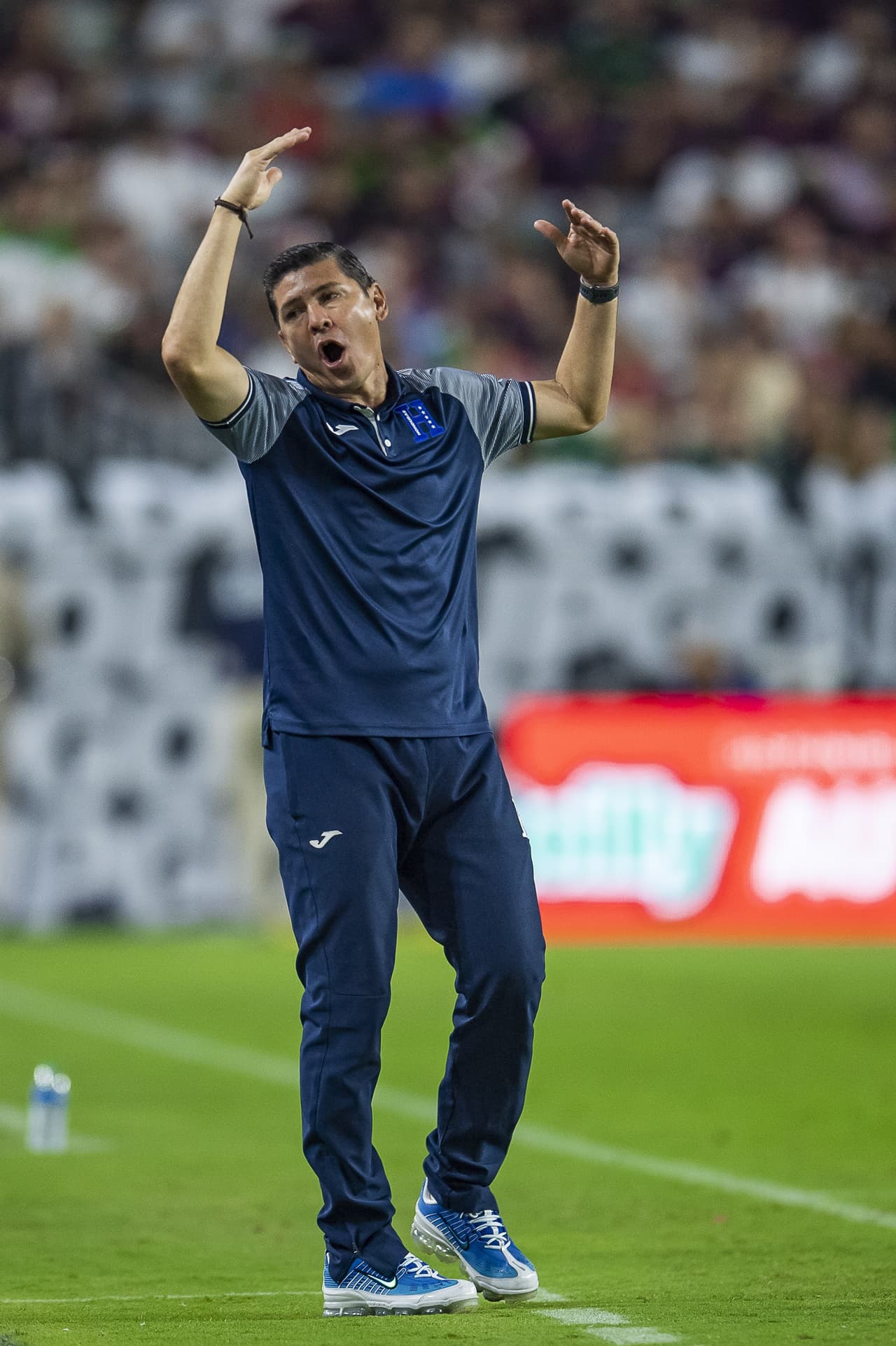 El entrenador Arnold Cruz se mostró molesto por las facilidades que su equipo dio en defensa.