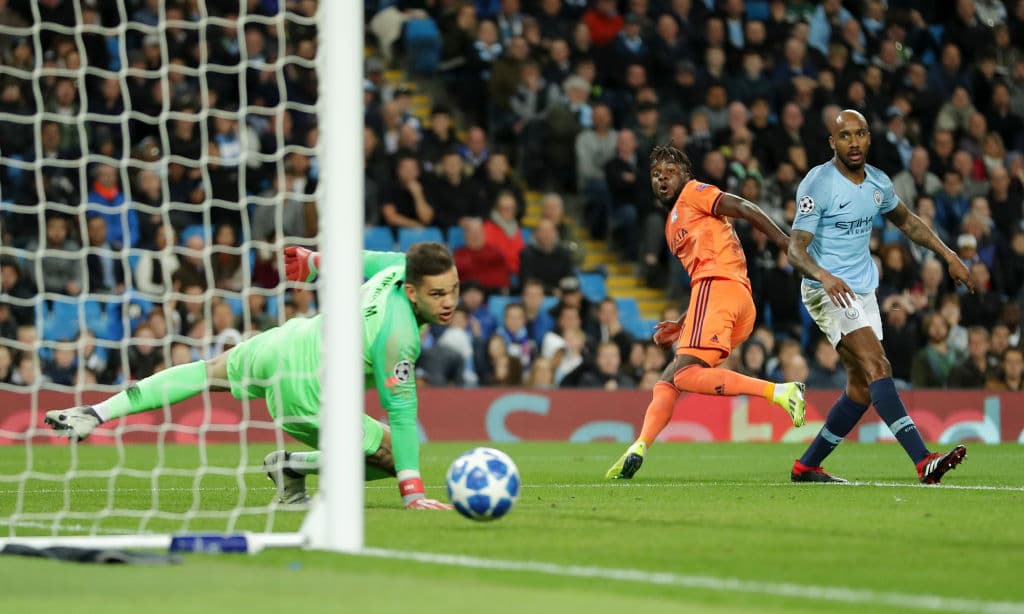 Pero a los 26 minutos, en una jugada donde el Lyon recupera el balón en mediocampo y tras desborde y centro de Fekir, Maxwel Cornet cruzó a Ederson para el 1-0 de los visitantes.