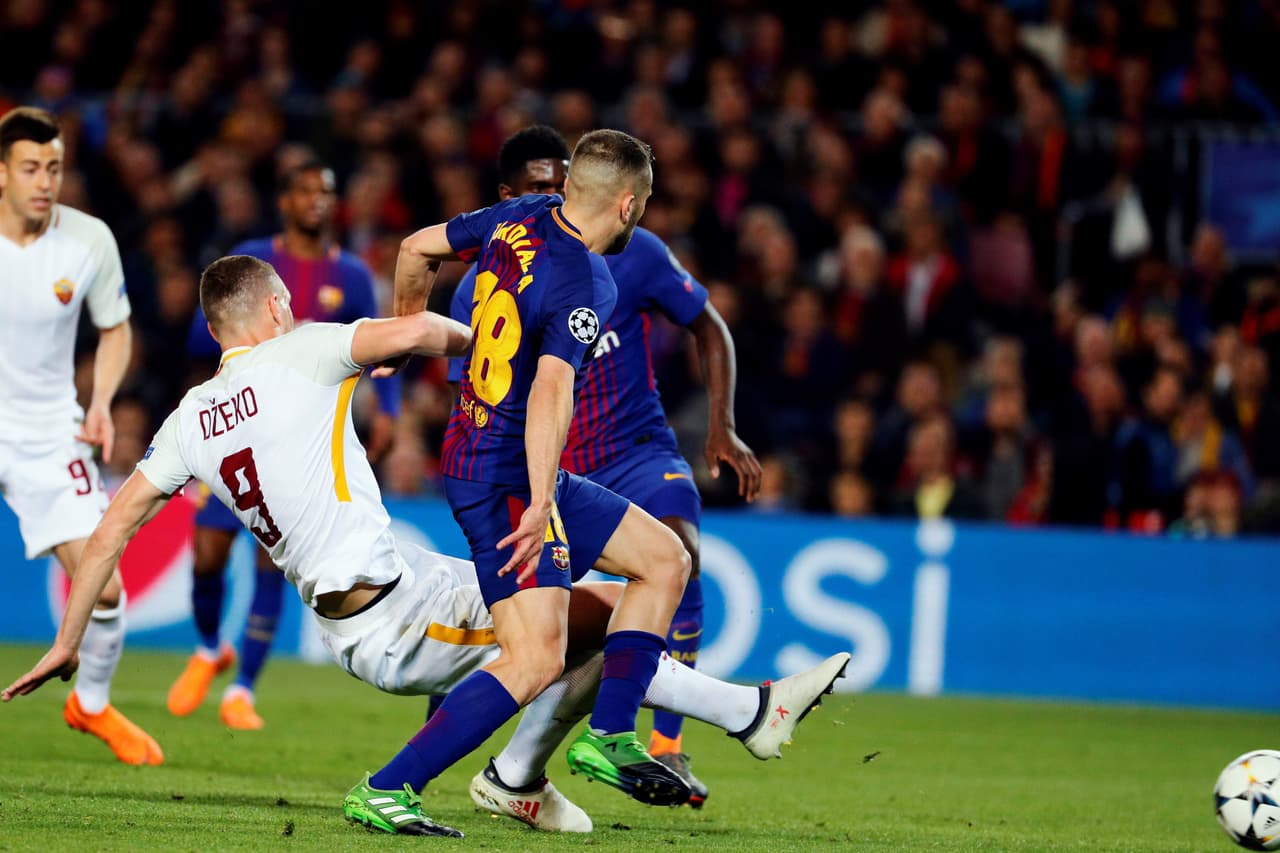 Dzeko al recibió un balón en el área, controló y se giró para marcar de pierna izquierda ante Ter Stegen.