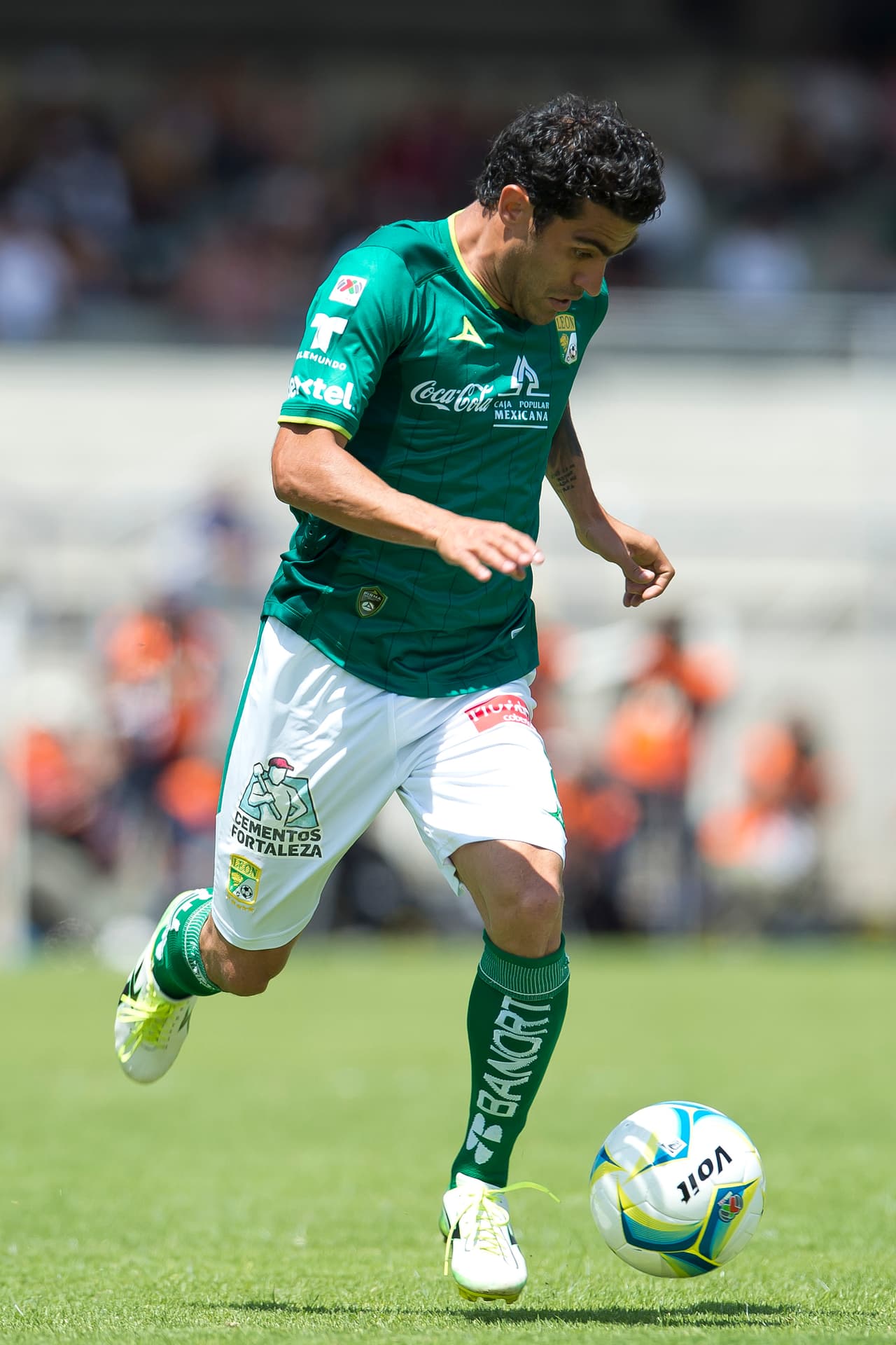 Fue prestado un solo torneo al León, donde 'salió campeón' (aunque no jugó) en el Apertura 2013. Su personalidad y la de Gustavo Matosas estaban destinadas a chocar de frente.