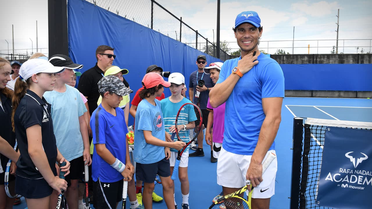 Rafael Nadal platica con los nuevos estudiantes en la apertura de su primera academia para tenistas en Manacor, España.
<br>