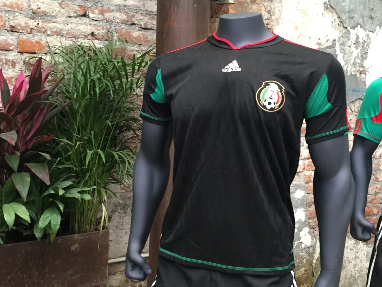 El primer uniforme negro para la selección mexicana apareció de cara a la Copa del Mundo Sudáfrica 2010. Con esta 'armadura' chocaron ante los locales en el duelo inaugural de aquel Mundial.