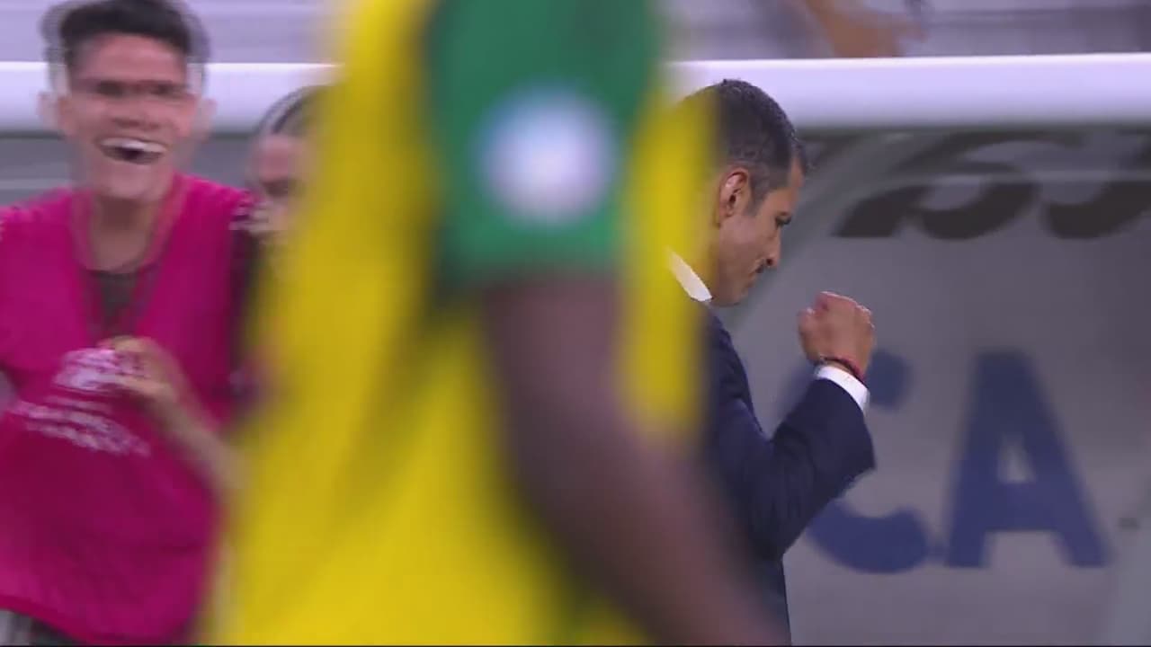 Jimmy y su discreto festejo con el 1-0 del Tri ante Jamaica