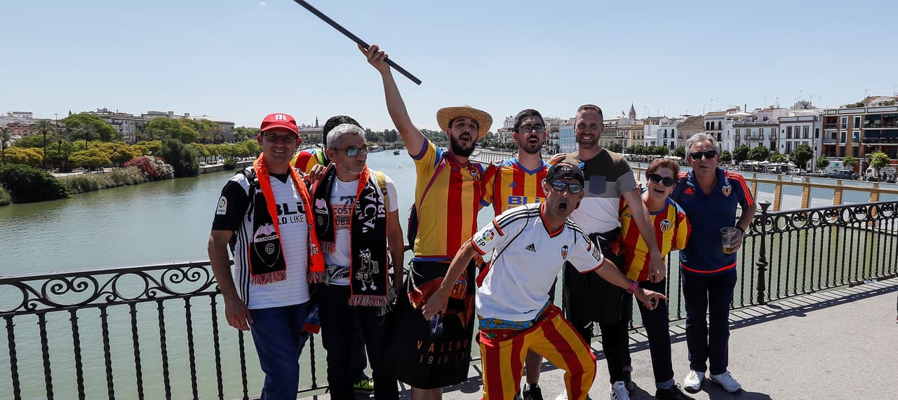 Sevilla ha sufrido el asalto de miles de aficionados del Barcelona y el Valencia, que han llegado con la ilusión de conseguir un título más en su palmarés en esta Copa del Rey. Desde muy temprano han colmado las calles de la ciudad andaluza y los FanFest dispuestos por la Real Federación (RFEF) en las cercanías del Estadio Benito Villamarín.