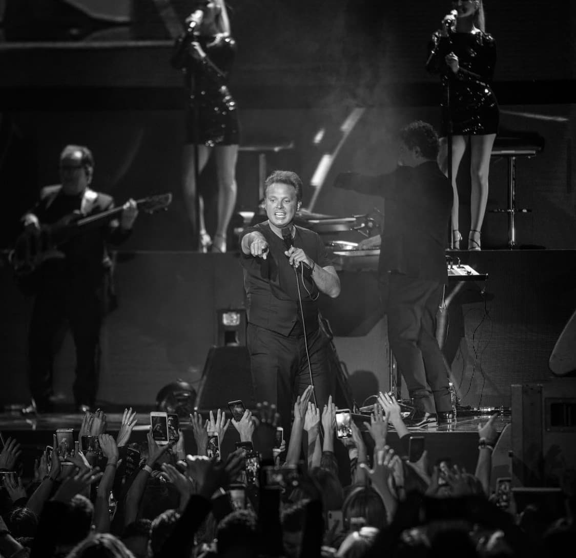 No olvidemos que la noticia de que Luis Miguel sufría de un problema en el oído se hizo pública hasta hace unos cuantos años.
<br>