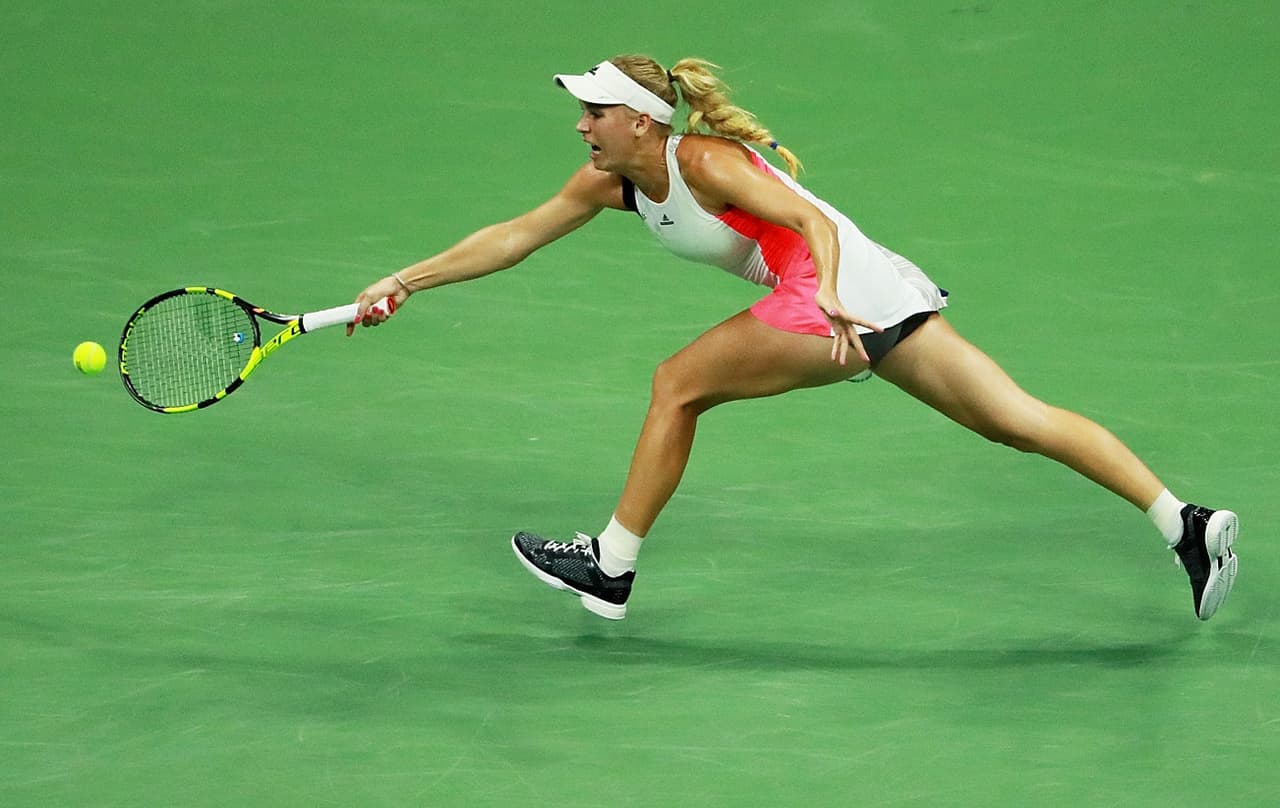 Caroline Wozniacki, exnúmero uno del mundo y ahora 19 en el ranking, es una figura reconocida en el tenis mundial no solo por su capacidad sino por su rostro angelical y su cuerpo atlético. La danesa tiene una gran combinación entre su buen juego y su sobresaliente belleza que la hacen un referente en WTA.