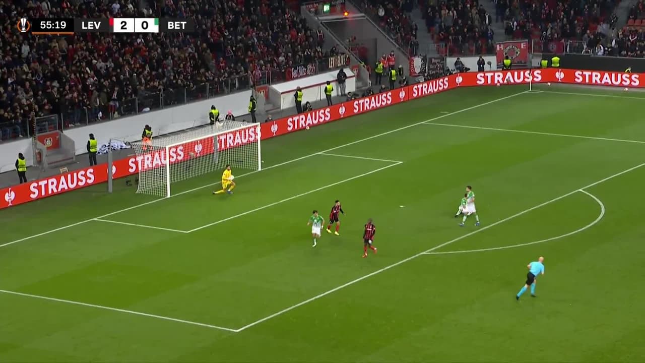 ¡TIRO ATAJADO! disparo por Amine Adli.