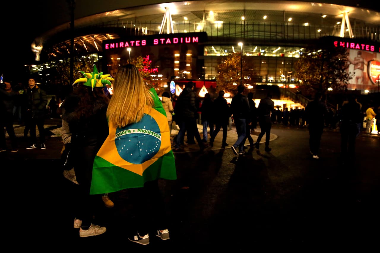 La bandera brasileña se tomaba poco a poco el cmapo del Arsenal.