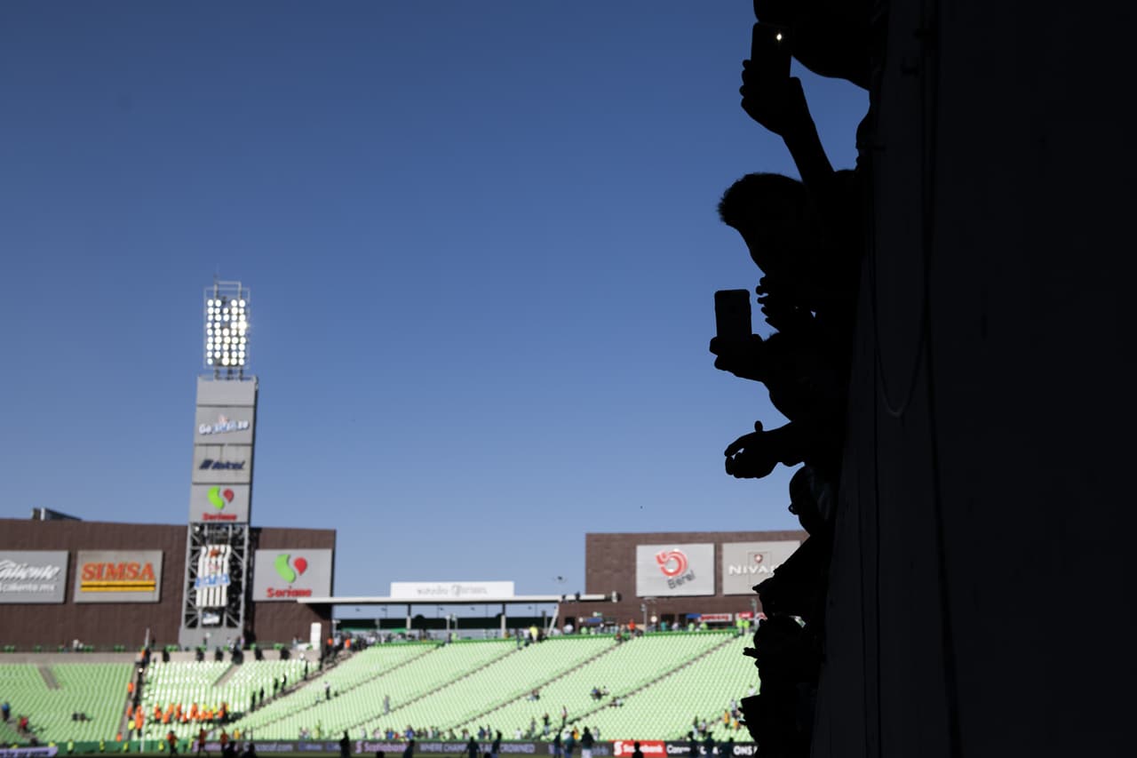 Así se vivió el ambiente previo al juego de Vuelta de las Semifinales de la Liga Campeones de la Concacaf en el Estadio Corona, en Torreón, Coahuila, entre Santos Laguna y Tigres de la UANL.
