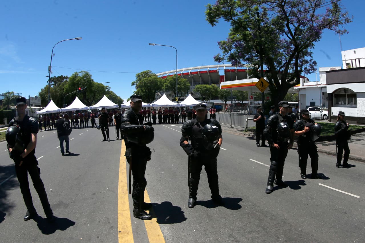 BUENOS AIRES, ARGENTINA - NOVEMBER 25: Riot police stand guard outside of Monumental Stadium of River Plate before the second leg of the final of Copa CONMEBOL Libertadores 2018 between River Plate and Boca Juniors at Estadio Monumental Antonio Vespucio Liberti on November 25, 2018 in Buenos Aires, Argentina. The match was suspended again today due to the attacks suffered by players of Boca Juniors on their arrival to the stadium yesterday, when was rescheduled for today. (Photo by Marcelo Hernandez/Getty Images)