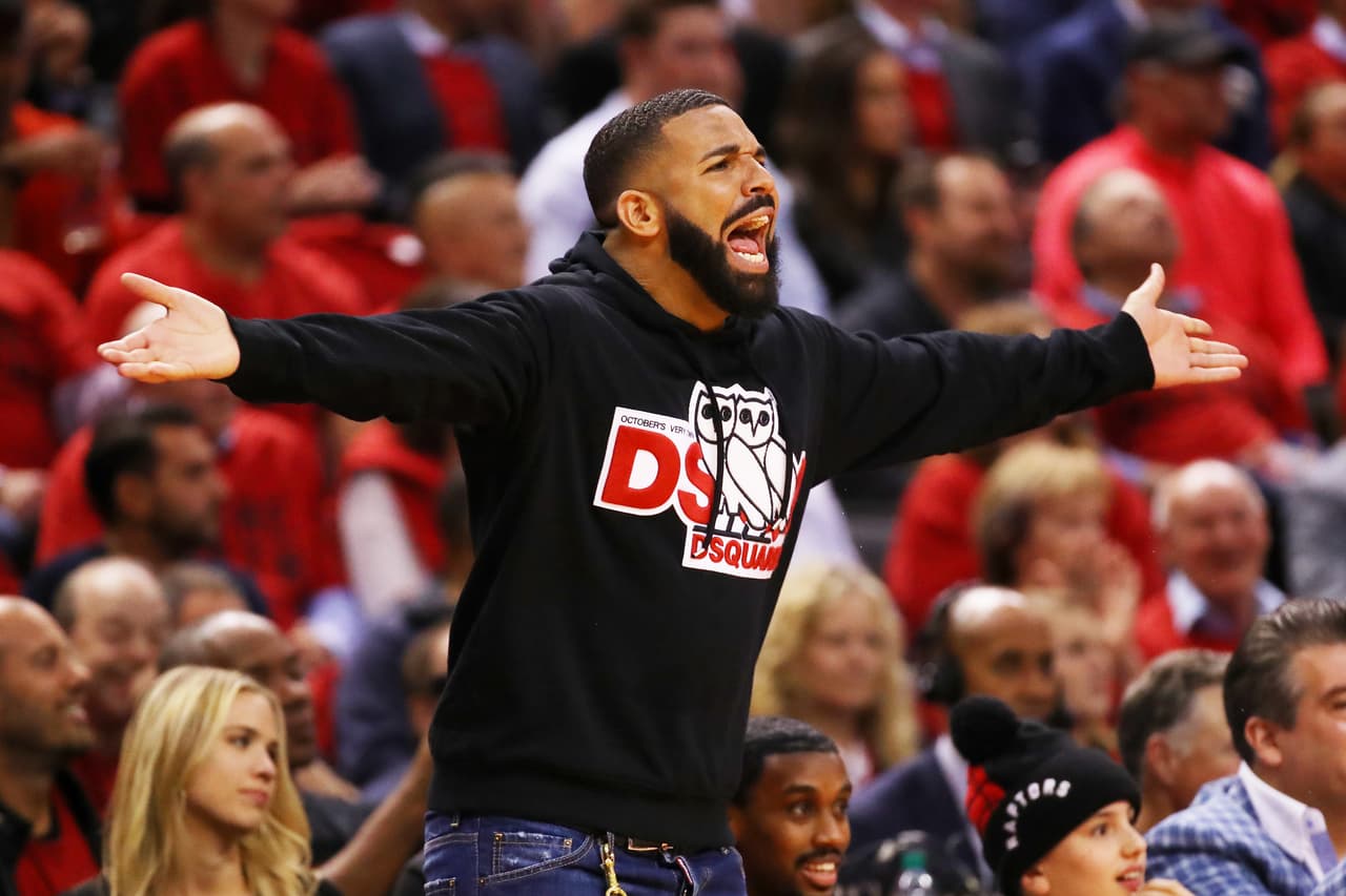 El rapero Drake, ferviente fanático de los Raptors, vivió con mucha pasión el Juego 4 de la Final de la Conferencia Este que dejó la serie igualada por 2-2. Los jugadas de Kyle Lowry, Kawhi Leonard, Serge Ibaka y Marc Gasol llevaron al artista a la emoción en el Scotiabank Arena. La ilusión por darle vuelta al global está más viva que nunca.