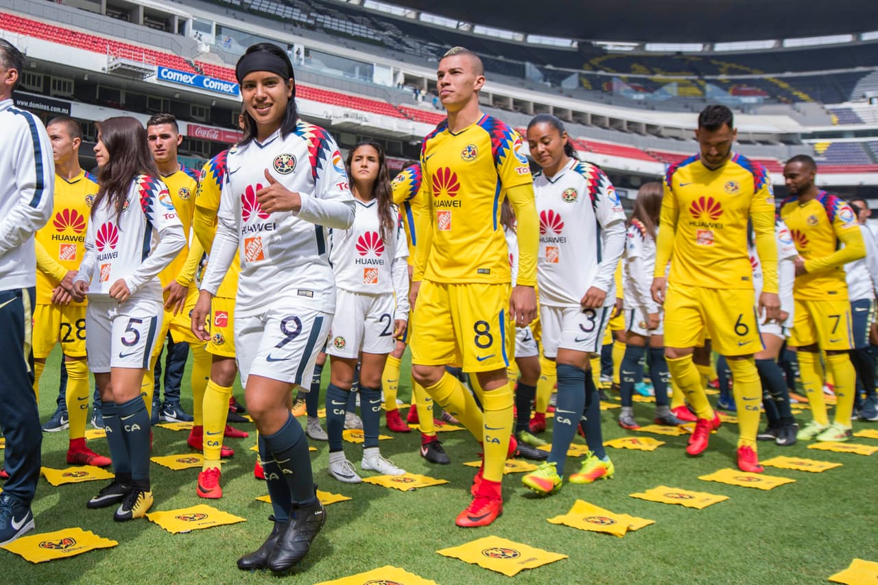 Las Águilas, tanto el equipo varonil y femenil, convivieron con los aficionados y se tomaron la foto oficial con ellos en el Estadio Azteca.