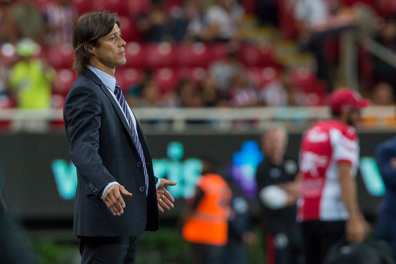 A pesar de haber salido campeón en el torneo pasado, la actualidad de Chivas no es buena y hasta se rumora la salida de su técnico.