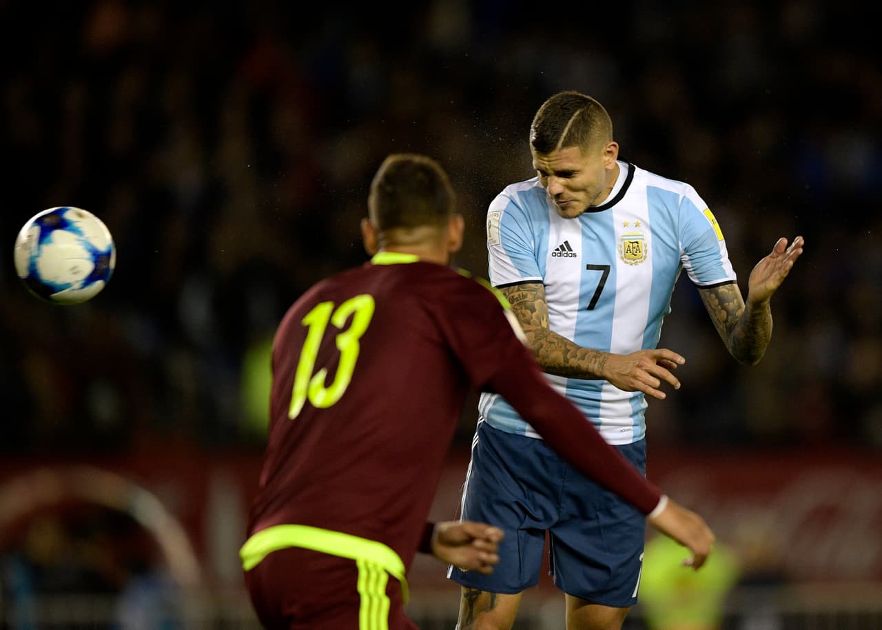 Argentina's Mauro Icardi (R) heads the ball over Venezuela's Jhon Chancellor during their 2018 World Cup qualifier football match in Buenos Aires, on September 5, 2017. / AFP PHOTO / Juan Mabromata (Photo credit should read JUAN MABROMATA/AFP/Getty Images)