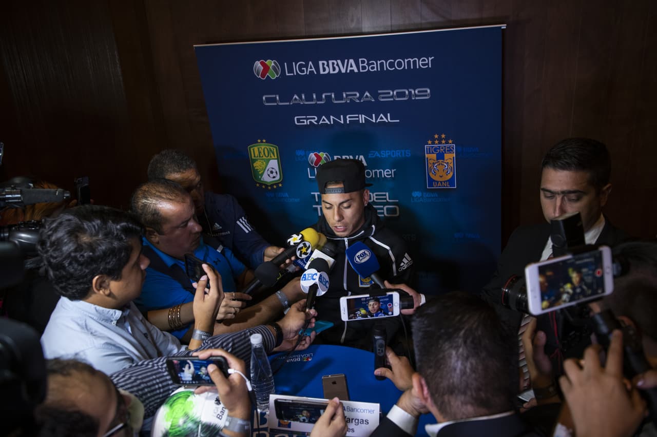Estas son las mejores imágenes del Día de Medios que sostuvieron Ricardo 'Tuca' Ferretti, entrenador de Tigres, Ignacio Ambriz, técnico del Léon, y algunos de sus futbolistas como Carlos Salcedo, Guido Pizarro, Eduardo Vargas, Luis Montes, Ángel Mena o Fernando Navarro, entre otros, un día antes del Juego de Ida de la Final del Clausura 2019 de la Liga MX, que se efectuará en Monterrey.