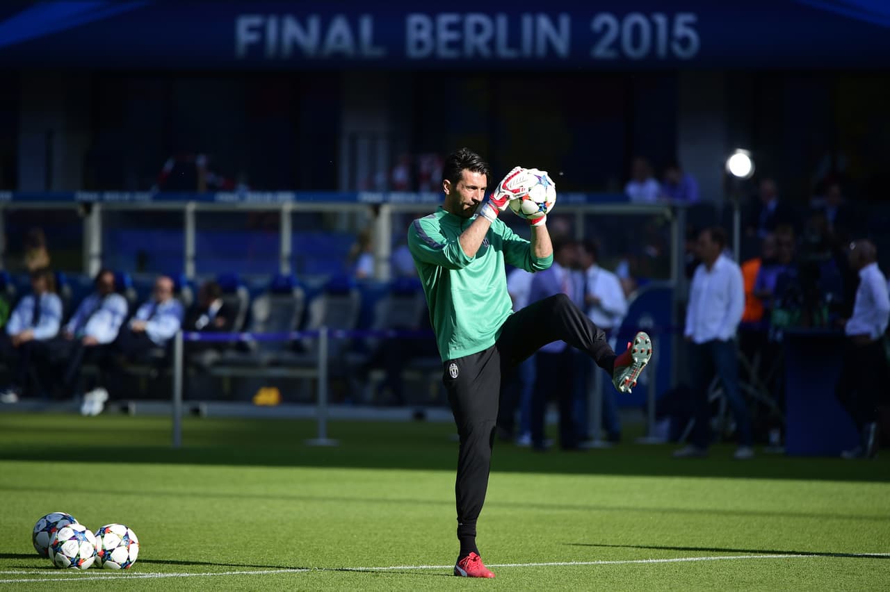 En principio tenemos a Gianluigi Buffon, uno de los jugadores más legendarios en la historia de la Juventus y de los futbolistas más reconocidos que ha tenido la Serie A de Italia. Su veteranía y experiencia en este tipo de partidos puede pesarle a los rivales.
