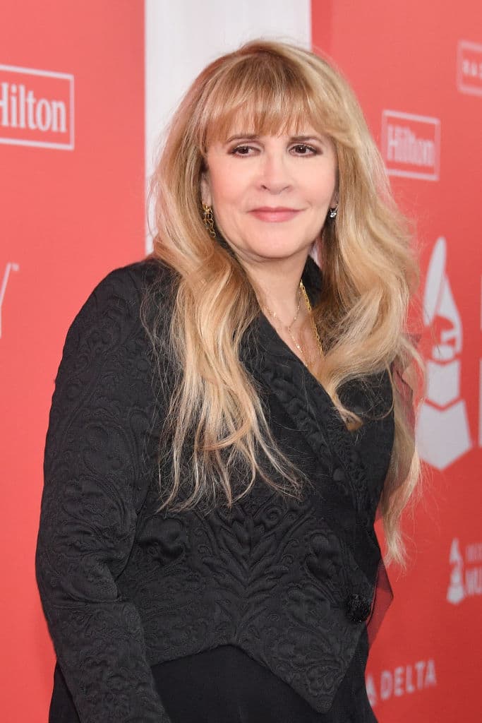 La vocalista de la reconocida banda de Fleetwood Mac se sinceró durante una entrevista para InStyle en 2002 al decir lo siguiente: “El dilema es este: ‘¿Quieres ser una artista y escritora, o una esposa y amante?’. Con hijos tus metas cambian, y yo no quiero ir a reuniones escolares de padres”.
<br>