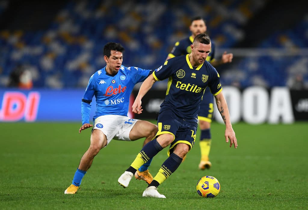 Napoli triunfa en casa 2-0 ante el Parma. Los goles corrieron a cargo de Elif Elmas y Matteo Politano; el mexicano Hirving Lozano fue titular durante el encuentro.