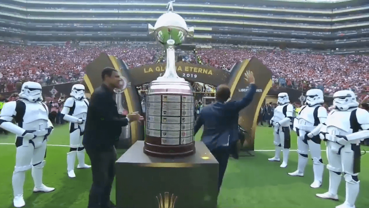 <b>Épica Final en modo Star Wars</b>
<br>Durante la Final de la Copa Libertadores 2019 entre Flamento y River Plate, donde se coronó el conjunto brasileño, como parte de la ceremonia aparecieron Stroomptropers en el protocolo antes de comenzar el encuentro.