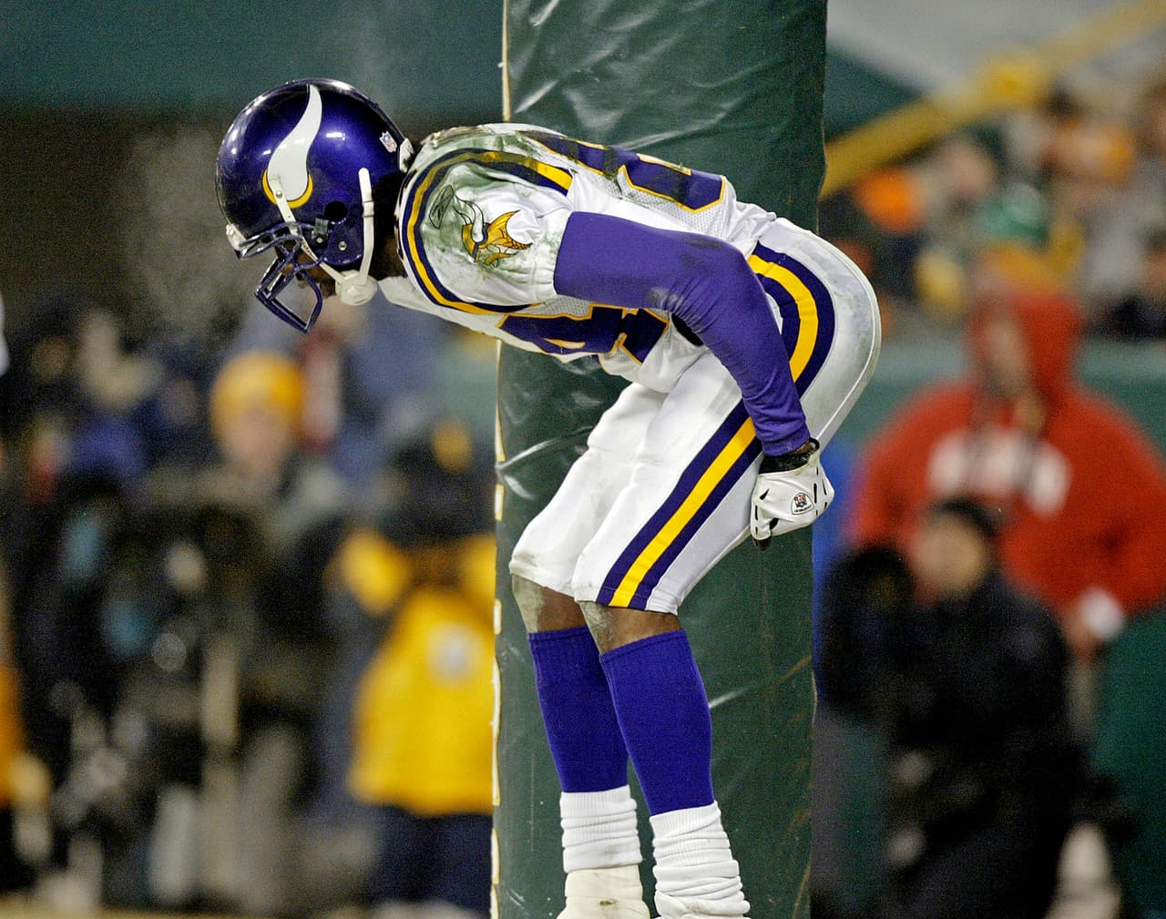 Otro que también celebró con el poste fue Randy Moss, el receptor anotó con los Minnesota Vikings en la cancha de Green Bay y festejó simulando bajarse los pantalones y limpiarse el trasero con el poste.