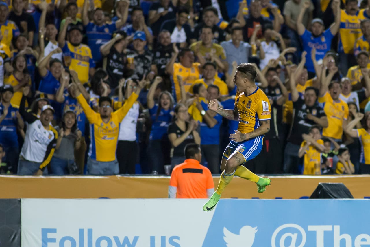 Vargas puso el 1-0 con un potente disparo de derecha en el 41; desde fuera del área enfocó el ángulo superior y disparó inalcanzable para el portero Alfredo Saldívar.