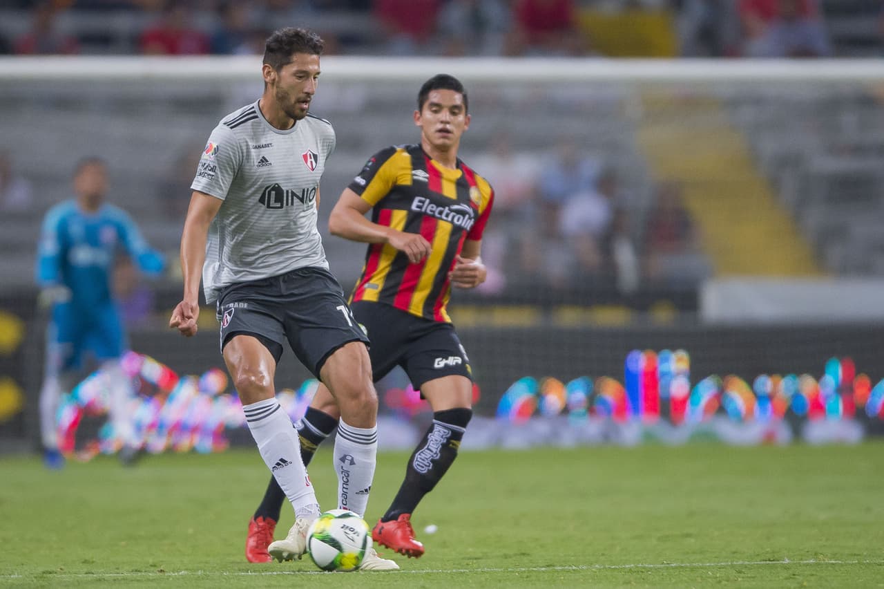 Lucía más cómodo el Atlas tocando de primera y haciendo que la U de G se desgastara en la persecución del esférico.