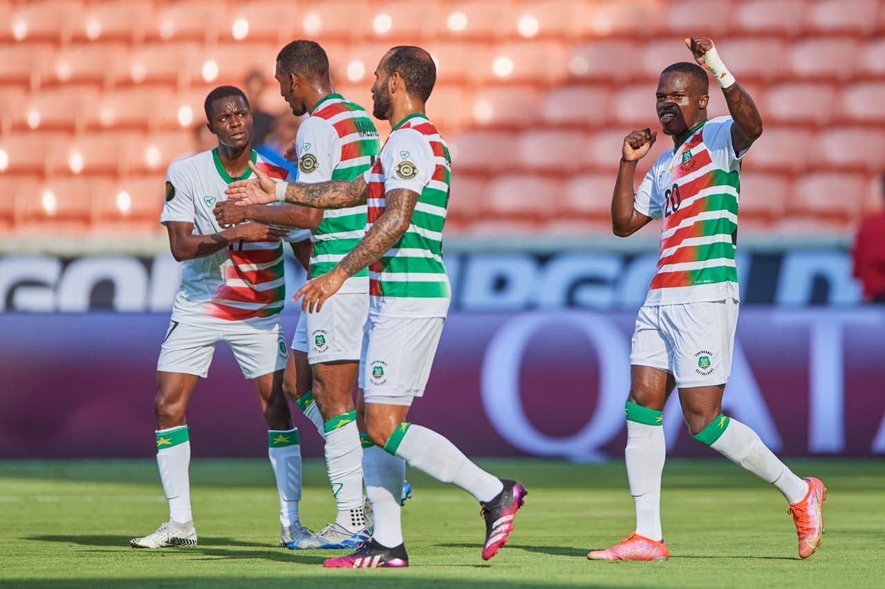 Gleofilo Vlijter y Nigel Hasselbaink se encargan de batir a Kévin Ajax para darle la victoria 2-1 sobre Guadalupe y se despiden con tres puntos en la bolsa.