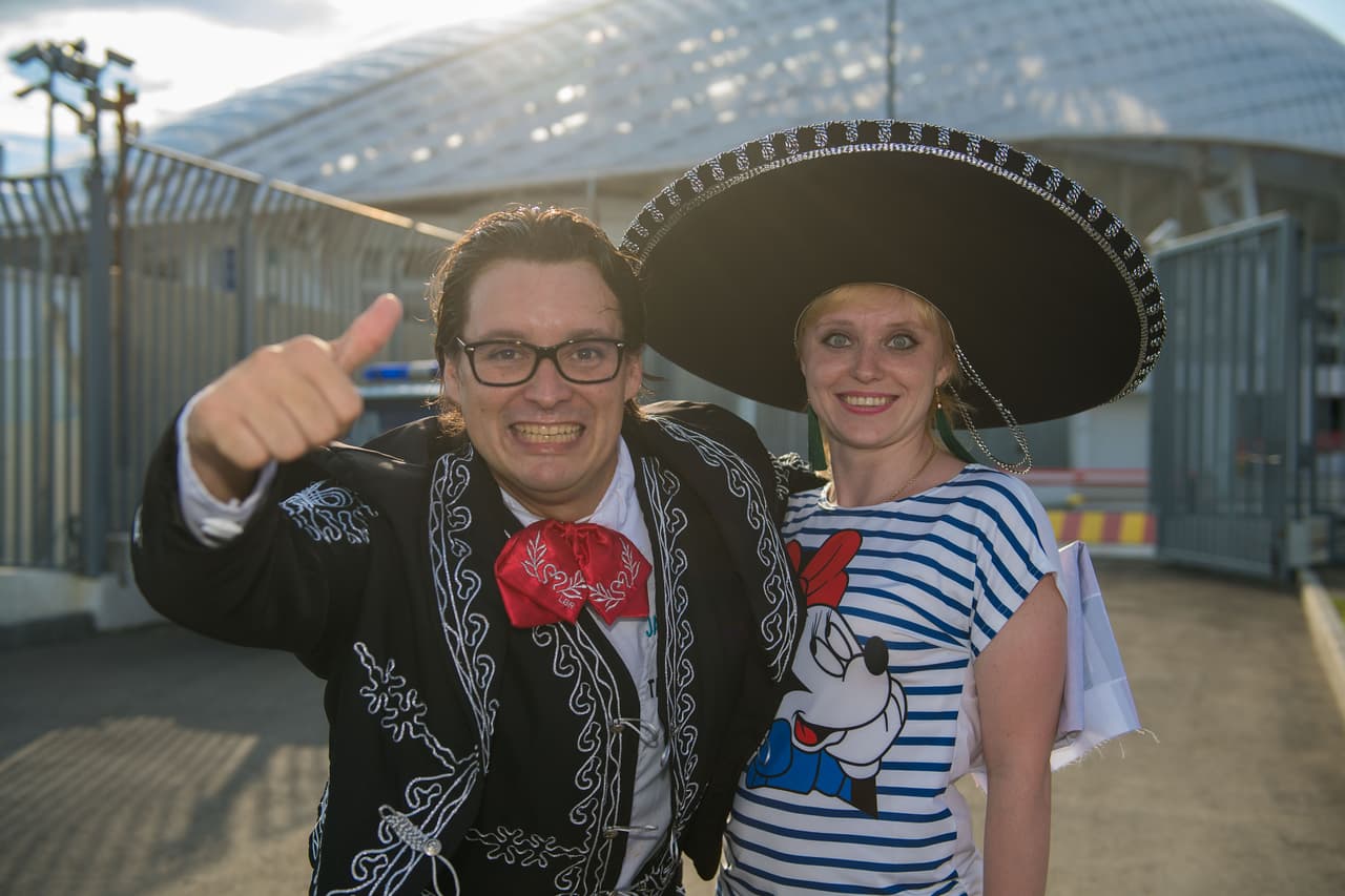 Y este mariachi, con todo el atuendo, que aprovechó su particularidad para tomarse fotos con las bellezas de Rusia.