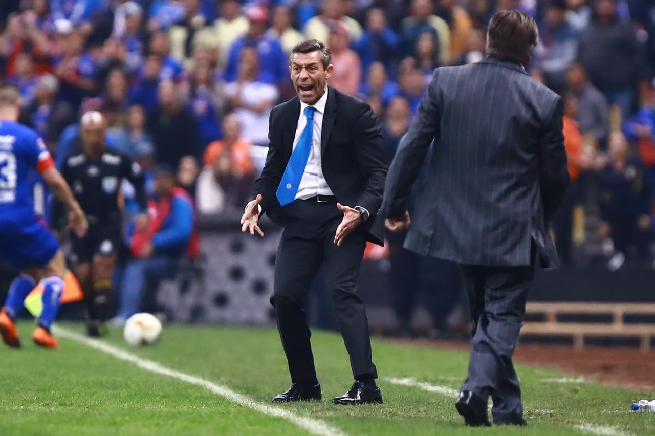 Debido a la falta de energía del equipo Cementero, su entrenador Pedro Caixinha estaba fúrico porque su equipo no estaba ejecutando como él esperaba.