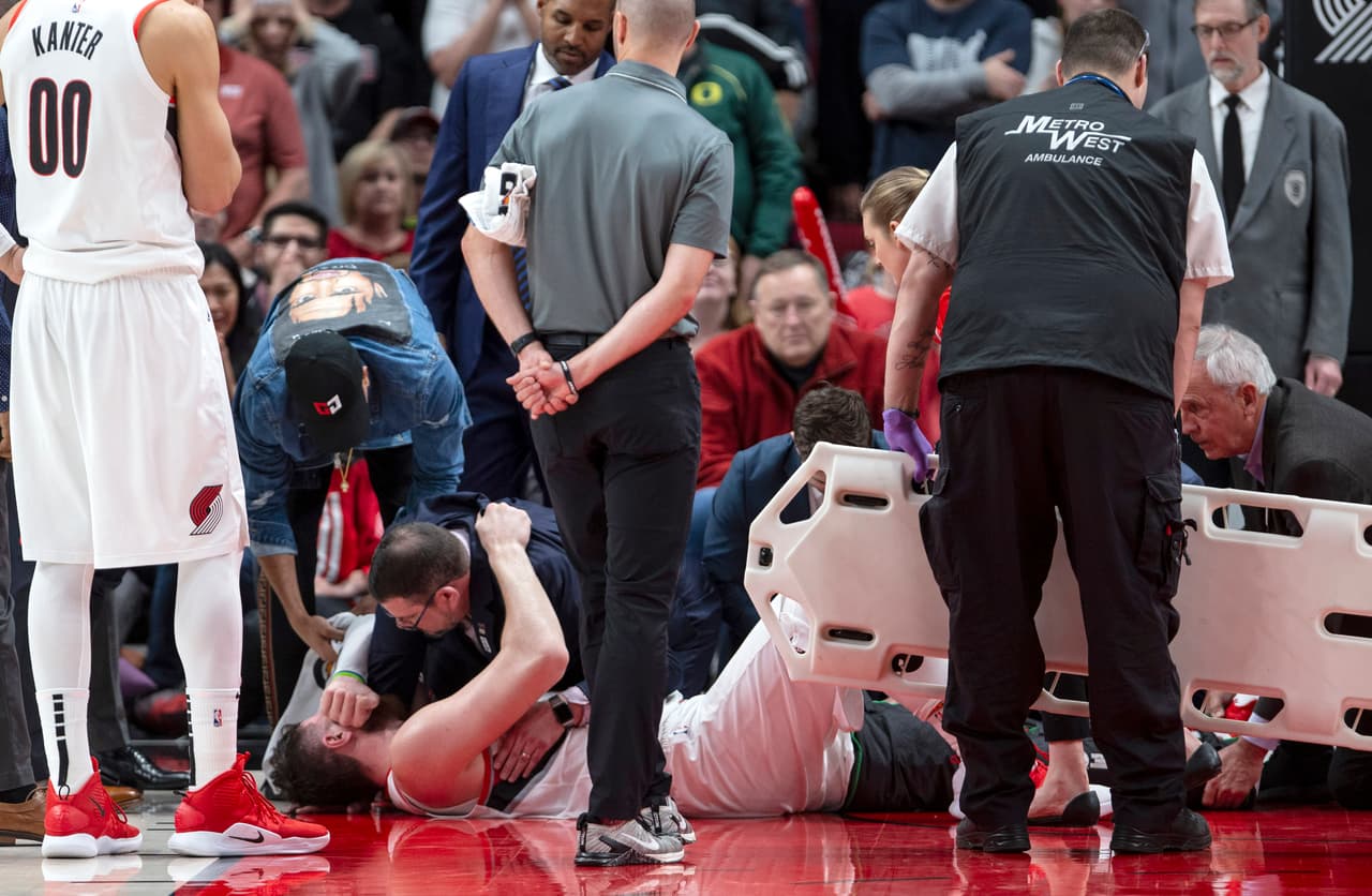 En la noche del lunes, en el triunfo de los Portland Trail Blazer ante Brooklyn Nets, el pívot Jusuf Nurkic tuvo que dejar la duela en camilla después de sufrir una impresionante lesión en su pierna izquierda. El jugador bosnio se fracturó la tibia y el peroné, dejando a todos los presentes en el Moda Center impactados.