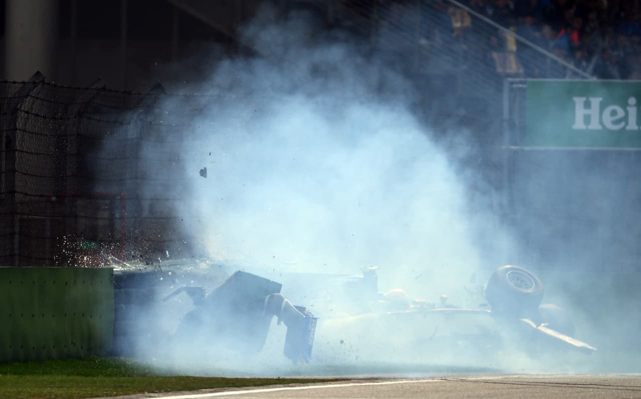 El choque prácticamente destruyó el carro y de inmediato se generó preocupación por el piloto italiano Antonio Giovinazzi, que sufrió el accidente.