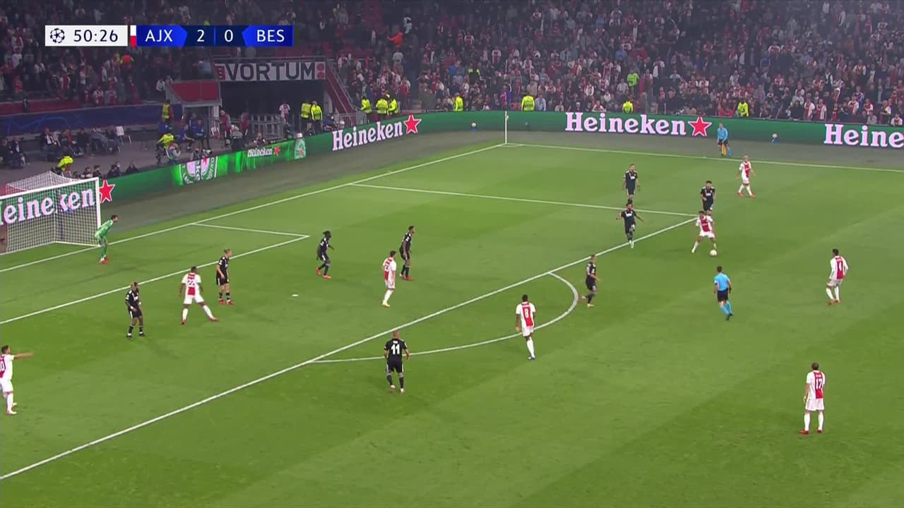 ¡TIRO ATAJADO! disparo por Sébastien Haller.